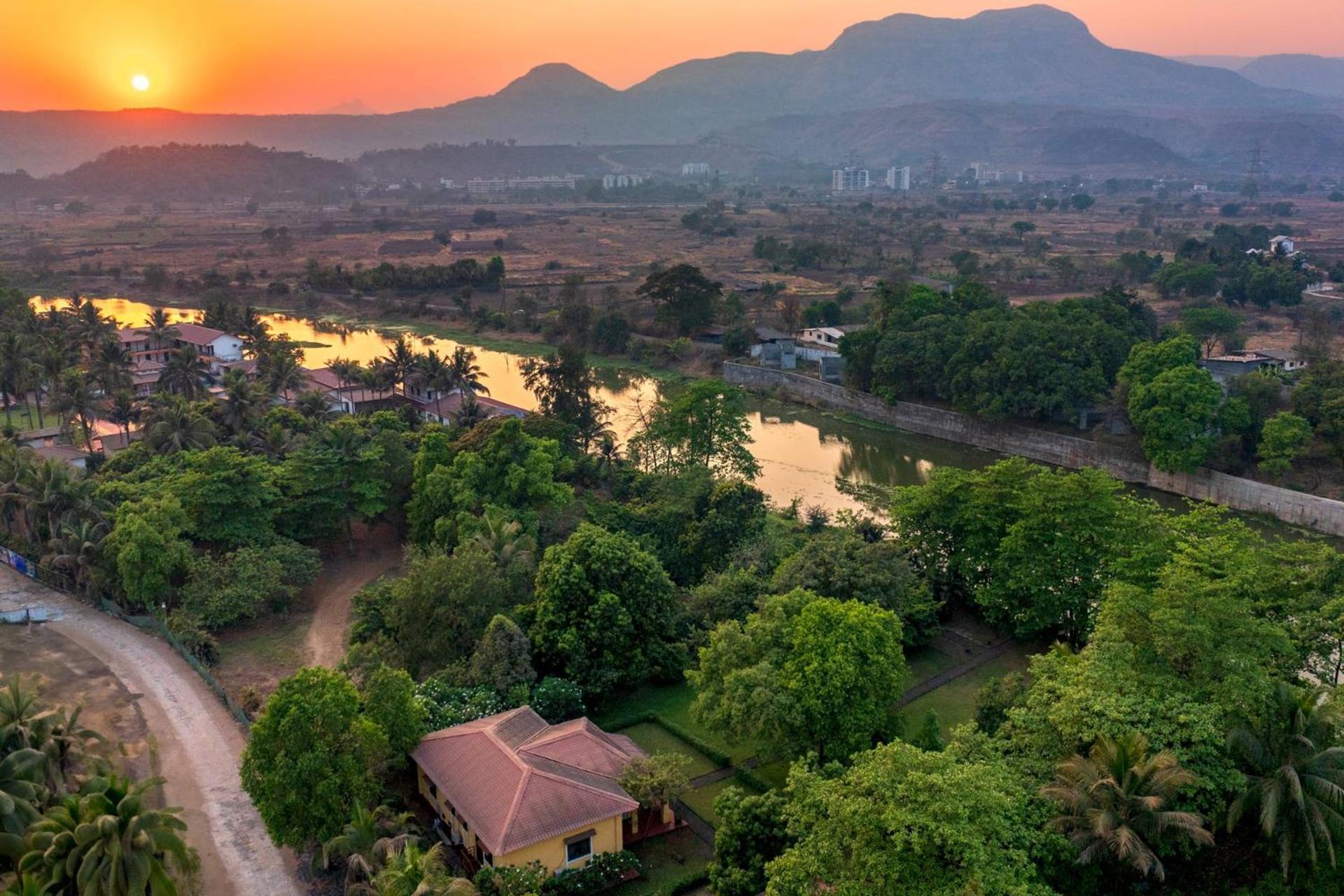 Vintage Estate - Lakeside Allure With Vintage Decor,A Plunge Pool & A Lawn Featuring A Charming Gazebo Karjat Εξωτερικό φωτογραφία