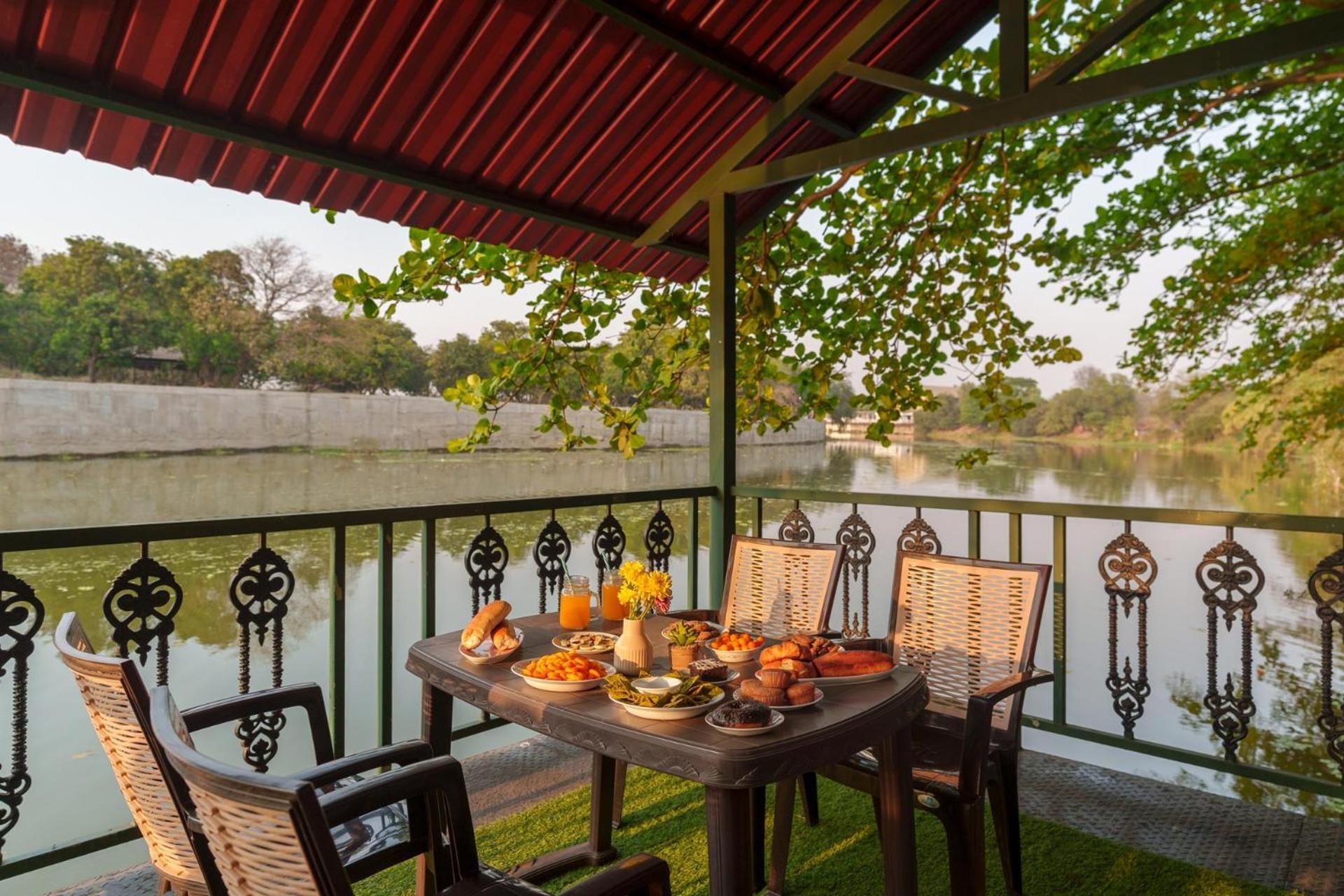 Vintage Estate - Lakeside Allure With Vintage Decor,A Plunge Pool & A Lawn Featuring A Charming Gazebo Karjat Εξωτερικό φωτογραφία